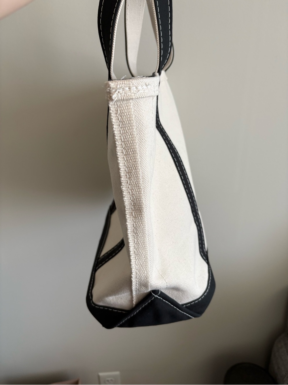 LL Bean Size Medium Zip Top Boat and Tote with Regular Handles - Picture 3 of 10